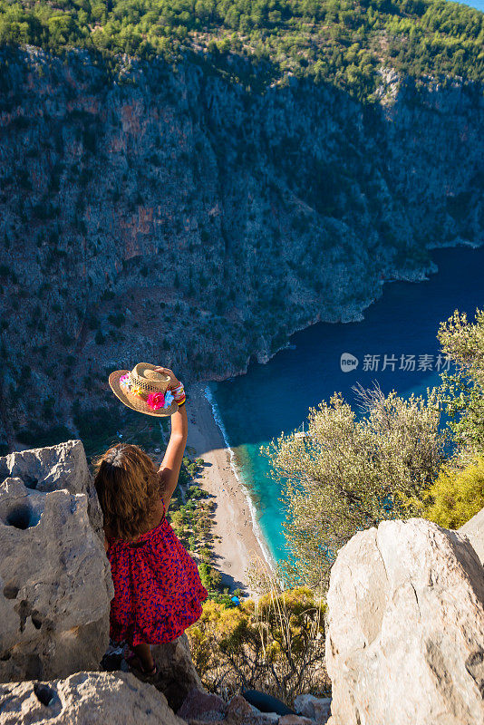 女人在顶端。来自Oludeniz的蝴蝶谷。Fethiye Mugla,土耳其。